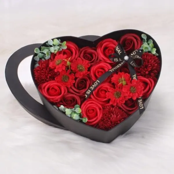 Outlet ECARLA buket af duftende sæbeblomster i en hjerterød æske BUK01CZE Blommor