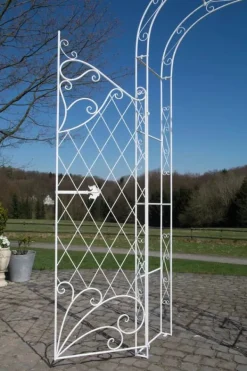 Discount Melissa Metal Rose Arch with Gate - White, Climbing Plant Support, Garden Decor, 220x120x40cm Valvbågar, Spaljéer, Bersåer & Pergolor