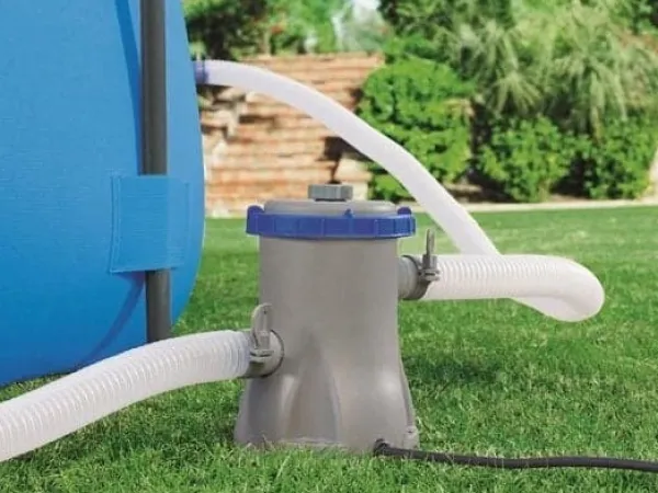 Discount Sommarglädje garanterad med denna stora ovanmarkspool - Komplett med pump, filter och reparationssats Pooler