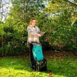 Vonroc Kompostkvarn – 2500W – Strimlar grenar upp till Ø45mm – Med 45L uppsamlingspåse & säkerhetsskydd